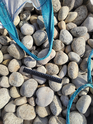 Kamenclub.ru: Галька речная окат (серо-белая) фр. 70-120 мм купить  в Махачкале галька галечник бело-серая, серо-белая, серая, белая речная природная галька  8000 руб/т   фото КАМЕНЬ КЛУБ