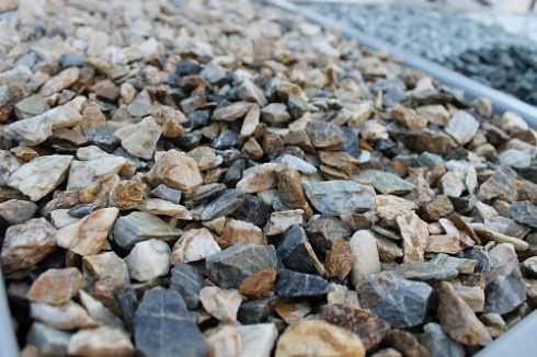 Kamenclub.ru: Мраморная крошка (щебень крошка медовый), фр. 10-20 мм.  купить в Махачкале песчаник бежевый, серый каменная ландшафтная крошка  12000 руб/т   фото КАМЕНЬ КЛУБ