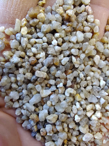 Кварцевый песок для площадок фр. 2-5 мм.  купить в Махачкале фото Камень Клуб