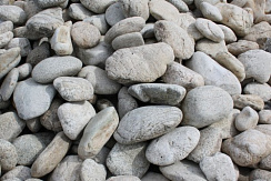 Kamenclub.ru: Бело-серый валунчик фр.100-300 мм.  купить в Махачкале крупный камень для ландшафта серый, белый бело-серый валун крупная галька 4500 руб/т   фото КАМЕНЬ КЛУБ