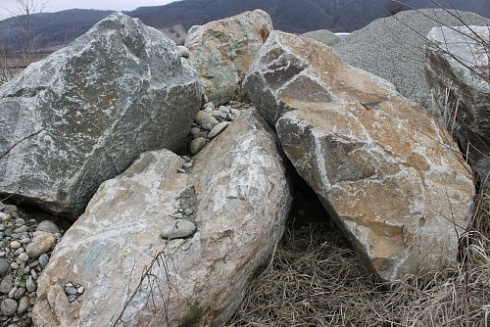 Kamenclub.ru: Гранит скальник (серо-зеленый) фр. 500-1500 мм.  купить в Махачкале гранит мрамор  серый зеленый темно-серый глыба скальная колотая ландшафтная 7 500 руб/т   фото КАМЕНЬ КЛУБ