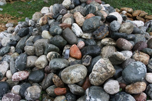 Kamenclub.ru: Ландшафтные валунчики фр.100-500 мм.  купить в Махачкале крупный природный камень серый, темно-серый, светло-серый речной валун крупный 4800 руб/т   фото КАМЕНЬ КЛУБ