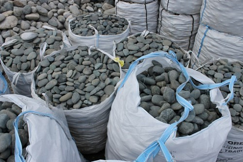 Kamenclub.ru: Темно-серый валунчик фр.100-300 мм.  купить в Махачкале крупный природный камень серый, темно-серый, светло-серый речная галька большого размера окатанная 4500 руб/т   фото КАМЕНЬ КЛУБ