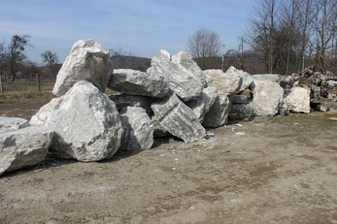 Kamenclub.ru: Мраморизированный известняк фр.500-1500 мм.  купить в Махачкале    10000 руб/т   фото КАМЕНЬ КЛУБ