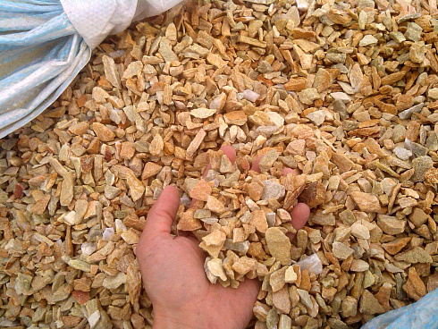 Kamenclub.ru: Щебень крошка желтый (ЗЛАТОЛИТ) фр. 10-20 мм.  купить в Махачкале златолит бежевый, золотистый, желтый каменная декоративная крошка щебня златолита 10800 руб/т   фото КАМЕНЬ КЛУБ