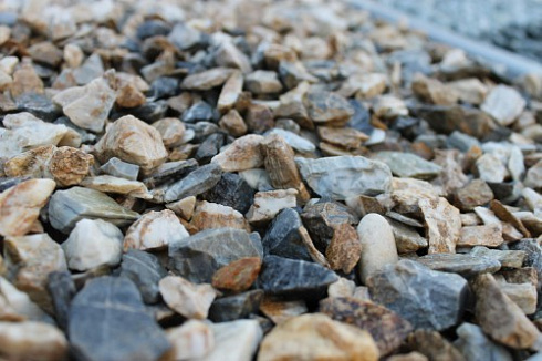 Kamenclub.ru: Мраморная крошка (щебень крошка медовый), фр. 10-20 мм.  купить в Махачкале песчаник бежевый, серый каменная ландшафтная крошка  12000 руб/т   фото КАМЕНЬ КЛУБ