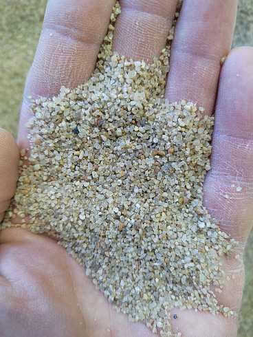 Кварцевый песок для площадок фр. 0,6-1,2 мм.  купить в Махачкале фото Камень Клуб