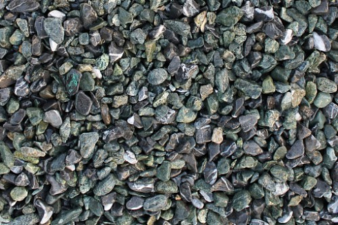 Kamenclub.ru: Мраморная крошка (щебень галтованный микс:зеленый-черный) фр.10-20 мм.  купить в Махачкале мрамор зеленый, черный декоративные ландшафтные окатанные округлые камни щебня 14500 руб/т   фото КАМЕНЬ КЛУБ