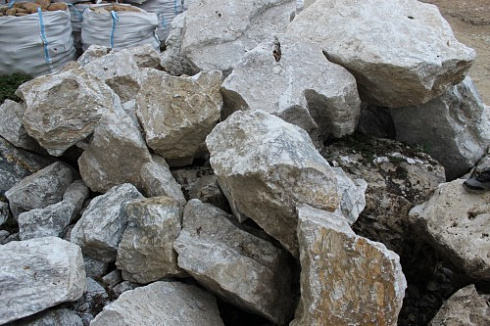 Kamenclub.ru: Мраморизированный известняк фр. 100-500 мм.  купить в Махачкале известняк серый белый темно-серый сероватый валун природного образования окатанный 10500 руб/т   фото КАМЕНЬ КЛУБ