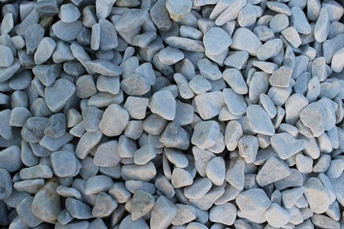 Kamenclub.ru: Мраморная крошка (щебень галтованный белый), фр.20-40 мм.  купить в Махачкале мрамор белый бежевый молочный мраморный щебень декоративный 17000 руб/т   фото КАМЕНЬ КЛУБ