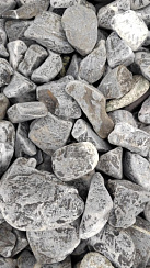 Kamenclub.ru: Щебень галтованный черный (мрамор) фр.40-70 мм.  купить в Махачкале мрамор черный с белыми прожилками, черный, белый щебень галтованный округлый 13500 руб/т   фото КАМЕНЬ КЛУБ