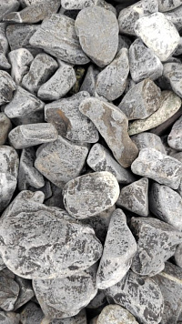 Kamenclub.ru: Щебень галтованный черный (мрамор) фр.40-70 мм.  купить в Махачкале мрамор черный с белыми прожилками, черный, белый щебень галтованный округлый 13500 руб/т   фото КАМЕНЬ КЛУБ