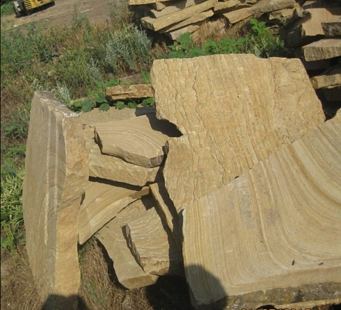 Kamenclub.ru: Форматный камень (плаха) пошаговая дорожка от 70-150 см (4 -12 см)  купить в Махачкале плитняк  форматный плаха желтый песчаник 9 000 руб/т   фото КАМЕНЬ КЛУБ