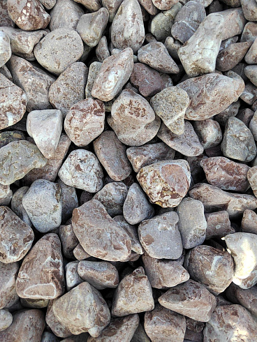 Kamenclub.ru: Мраморная крошка (щебень галтованный розовый) фр.10-20 мм.  купить в Махачкале мрамор розовый, красный ландшафтный декоративный окатанный округлый щебень 15000 руб/т   фото КАМЕНЬ КЛУБ