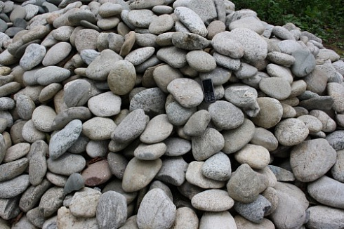 Kamenclub.ru: Галька речная плоская (бело-серая) фр. 100-200-300 мм. купить  в Махачкале галька речная плоская серый, белый, бело-серый, серо-белый речная галька плоская  9000 руб/т   фото КАМЕНЬ КЛУБ