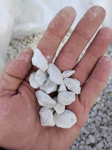 Kamenclub.ru: Мраморная крошка, щебень, цвет-белый, фр. 10-20 мм.  купить в Махачкале мрамор белый, молочный айвори каменная ландшафтная декоративная крошка шебня 12000 руб/т   фото КАМЕНЬ КЛУБ