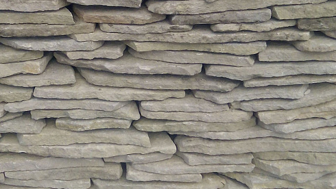 Kamenclub.ru: Песчаник пластушка светло-серый (2,0 см)  купить в Махачкале плитняк- ластушка светло-серый, серый рваный ландшафтный плитняк колотый 13800 руб/м3   фото КАМЕНЬ КЛУБ