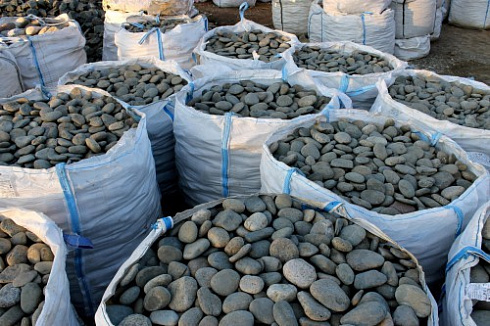 Kamenclub.ru: Галька речная плоская (темно-серая) фр. 100-200-300 мм. купить  в Махачкале галька речная плоская темно-серый, серый, синий речной галечник плоский 9000 руб/т   фото КАМЕНЬ КЛУБ