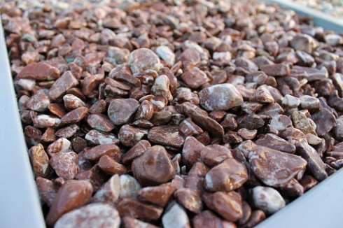 Kamenclub.ru: Мраморная крошка (щебень галтованный розовый) фр.10-20 мм.  купить в Махачкале мрамор розовый, красный ландшафтный декоративный окатанный округлый щебень 15000 руб/т   фото КАМЕНЬ КЛУБ