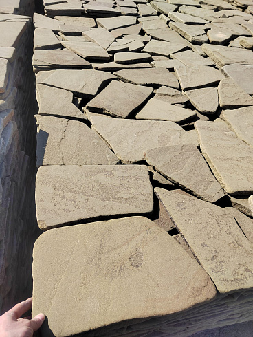 Kamenclub.ru: Песчаник галтованный для облицовки (фр. 2-5 см)  купить в Махачкале песчник рыжий желтый серый песчаник окатанный речной 6 000 руб/т   фото КАМЕНЬ КЛУБ