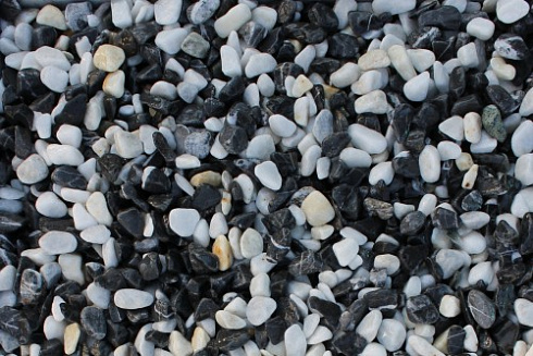 Kamenclub.ru: Мраморная крошка (щебень крошка микс : белый-черный-розовый) фр. 5-10 мм.  купить в Махачкале мрамор белый, черный, розовый, разноцветный микс декоративная мраморная каменная крошка 12000 руб/т   фото КАМЕНЬ КЛУБ