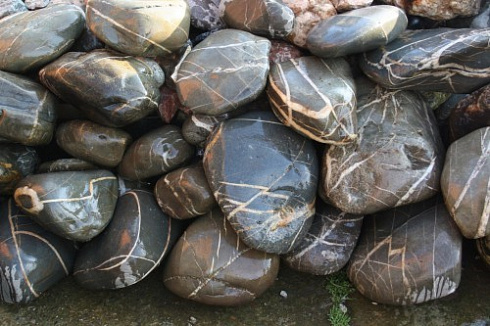 Kamenclub.ru: Валунчик Паутинник фр.100-300 мм  купить в Махачкале крупный природный камень галечник темно-серый с прожилками белый черный речной валунчик 5000 руб/т   фото КАМЕНЬ КЛУБ