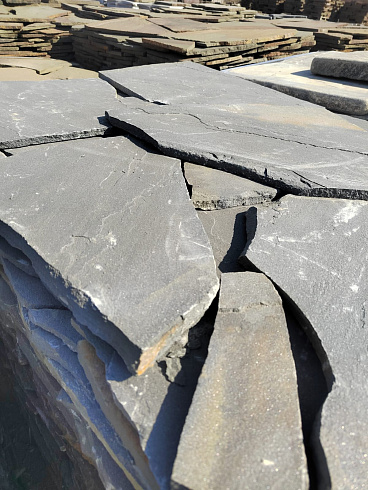 Kamenclub.ru: Песчаник пластушка светло-серый (2,0 см)  купить в Махачкале плитняк- ластушка светло-серый, серый рваный ландшафтный плитняк колотый 13800 руб/м3   фото КАМЕНЬ КЛУБ