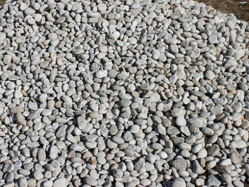 Kamenclub.ru: Галька речная окат (серо-белая) фр. 70-120 мм купить  в Махачкале галька галечник бело-серая, серо-белая, серая, белая речная природная галька  8000 руб/т   фото КАМЕНЬ КЛУБ