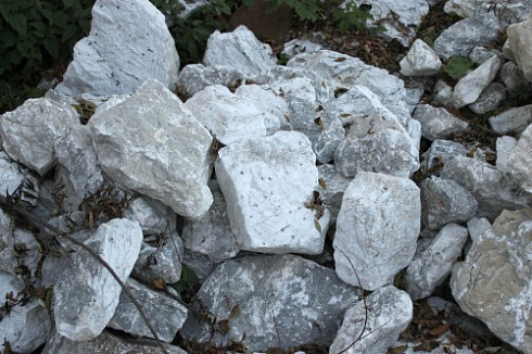 Kamenclub.ru: Мраморизированный известняк фр. 100-500 мм.  купить в Махачкале известняк серый белый темно-серый сероватый валун природного образования окатанный 10500 руб/т   фото КАМЕНЬ КЛУБ