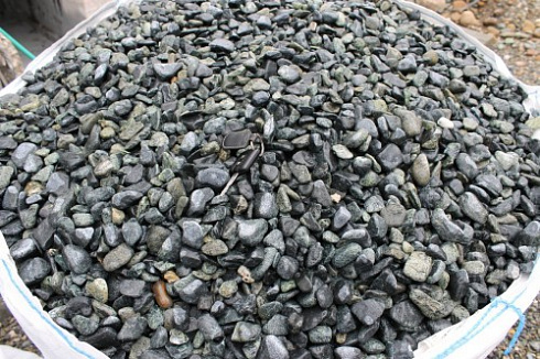 Kamenclub.ru: Щебень галтованный зеленый (змеевик) фр. 20-40 мм.  купить в Махачкале мрамор зеленый, салатовый оголтованный щебень мраморный 12500 руб/т   фото КАМЕНЬ КЛУБ