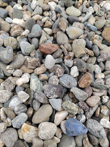 Kamenclub.ru: Галька речная окат (серая) фр.10-20 мм купить  в Махачкале галька речная серая, серый, темно-серый, светло-серый, коричневый ландшафтная декоративная речная окатанная округлая галька 5000 руб/т   фото КАМЕНЬ КЛУБ