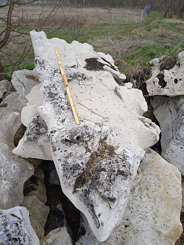 Kamenclub.ru: Выветренный известняк (степной) фр. 500-1500 мм.  купить в Махачкале    10000 руб/т   фото КАМЕНЬ КЛУБ