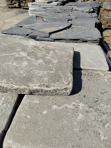 Kamenclub.ru: Песчаник пластушка галтованная светло-серая (3,0 см)  купить в Махачкале песчаник светло-серый, серый ландшафтный камень рваный колотый 21000 руб/м3   фото КАМЕНЬ КЛУБ