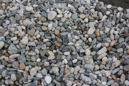 Kamenclub.ru: Галька речная окат (ассорти) фр. 50-100 мм. купить  в Махачкале галька природная округлая серая белая черная серая коричневая синяя галька речная окатанная округлая 6200 руб/т   фото КАМЕНЬ КЛУБ