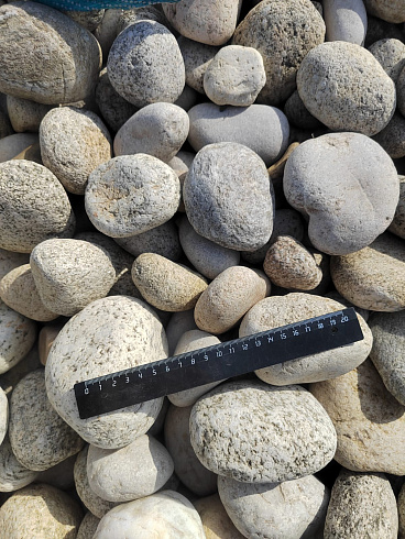 Kamenclub.ru: Галька речная окат (серо-белая) фр. 70-120 мм купить  в Махачкале галька галечник бело-серая, серо-белая, серая, белая речная природная галька  8000 руб/т   фото КАМЕНЬ КЛУБ