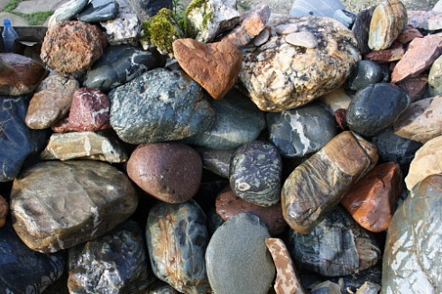 Kamenclub.ru: Ландшафтные валунчики фр.100-500 мм.  купить в Махачкале крупный природный камень серый, темно-серый, светло-серый речной валун крупный 4800 руб/т   фото КАМЕНЬ КЛУБ