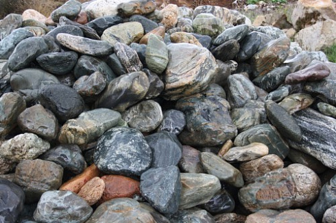 Kamenclub.ru: Ландшафтные валунчики фр.100-500 мм.  купить в Махачкале крупный природный камень серый, темно-серый, светло-серый речной валун крупный 4800 руб/т   фото КАМЕНЬ КЛУБ