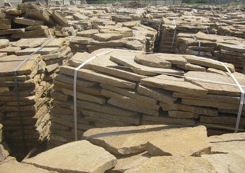 Kamenclub.ru: Песчаник пластушка желтый с рисунком (3 см)  купить в Махачкале песчаник желтый с рисунком, рыжий, желтый песчаник пластушка ландшафтная рваная 8 500 руб/м3   фото КАМЕНЬ КЛУБ