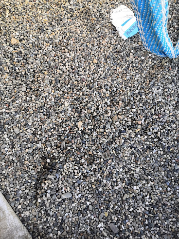 Kamenclub.ru: Галька речная окат (серая) фр.3-5 мм купить  в Махачкале галька речная серая бежевый темно-серый окатанный речной камень округлый 9500 руб/т   фото КАМЕНЬ КЛУБ