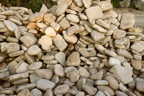 Kamenclub.ru: Песчаник для мощения дорожек, площадок, парковок ( фр 5-10 см)  купить в Махачкале песчаник  серый желтый коричневый рыжий песчаник оголтованный окатанный 6500 руб/т   фото КАМЕНЬ КЛУБ