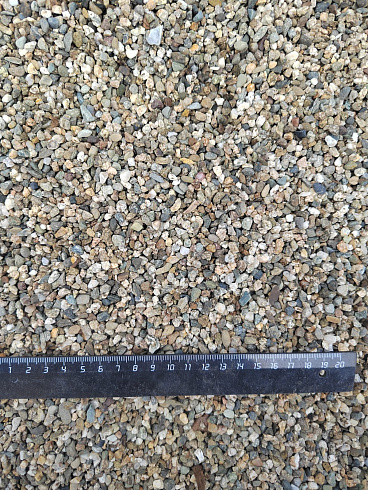 Kamenclub.ru: Галька речная окат (серая) фр.3-5 мм купить  в Махачкале галька речная серая бежевый темно-серый окатанный речной камень округлый 9500 руб/т   фото КАМЕНЬ КЛУБ