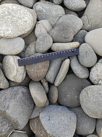 Kamenclub.ru: Галька речная плоская (ассорти) фр. 70-150 мм. купить в Махачкале галька галечник серый белый темно-серый синий светло-серый плоская природная галька  9000 руб/т   фото КАМЕНЬ КЛУБ