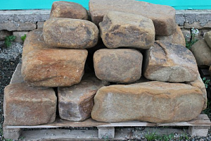 Kamenclub.ru: Песчаник для строительства и кладки (фр. 200-400 мм)  купить в Махачкале песчаник бежевый серый рыжий желтый блоки для строительства из песчаника 6500 руб/т   фото КАМЕНЬ КЛУБ