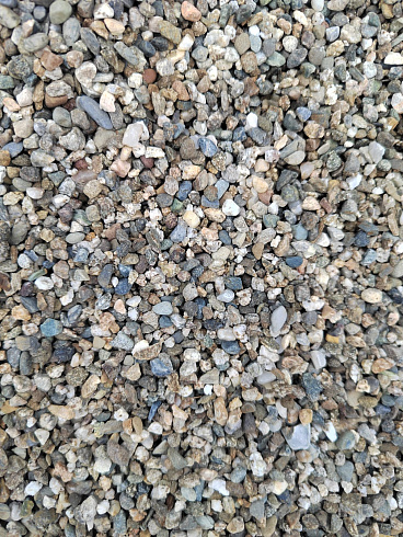 Kamenclub.ru: Галька речная окат (серая) фр.3-5 мм купить  в Махачкале галька речная серая бежевый темно-серый окатанный речной камень округлый 9500 руб/т   фото КАМЕНЬ КЛУБ
