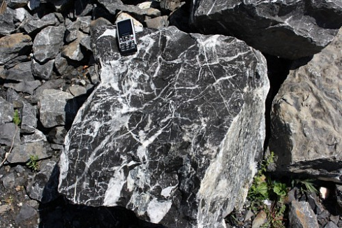 Kamenclub.ru: Черный мрамор скальник фр. 1000-1500 мм.  купить в Махачкале мрамор черный белый серый крупный колотый валун ландшафтный 9000 руб/т   фото КАМЕНЬ КЛУБ