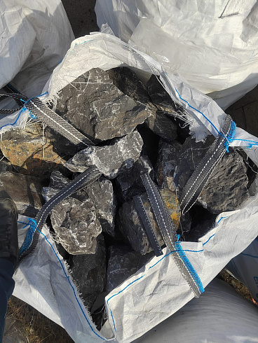 Kamenclub.ru: Черный мрамор скальник фр. 100-500 мм.  купить в Махачкале мрамор черный белый серый крупный колотый валун ландшафтный 8500 руб/т   фото КАМЕНЬ КЛУБ