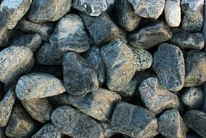 Kamenclub.ru: Щебень галтованный зеленый (змеевик) фр. 50-100 мм.  купить в Махачкале галтовка мраморная зеленый, салатовый мрамор 12 500 руб/т   фото КАМЕНЬ КЛУБ