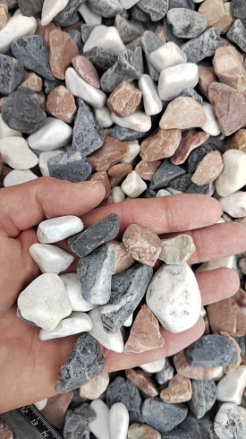 Kamenclub.ru: Мраморная крошка (щебень галтованный микс:белый-зеленый-розовый) фр.20-40 мм.  купить в Махачкале мрамор белый, зеленый, розовый мрамор декоративный (галтовка) 15500 руб/т   фото КАМЕНЬ КЛУБ