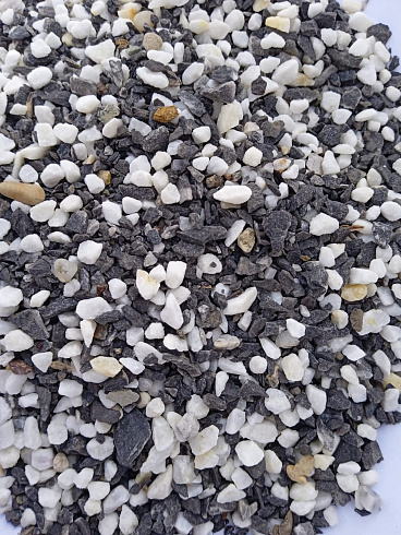 Kamenclub.ru: Мраморная крошка (щебень галтованный микс:: белый-черный) фр.5-10 мм  купить в Махачкале мрамор белый, черный, молочный, серый галтовка мраморная окатанная декоративная ландшафтная 15500 руб/т   фото КАМЕНЬ КЛУБ