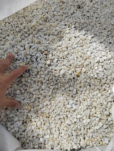 Kamenclub.ru: Мраморная крошка, щебень, цвет-белый, фр. 5-10 мм.  купить в Махачкале мрамор белый, айвори, молочный мраморная каменная крошка ландшафтная 12000 руб/т   фото КАМЕНЬ КЛУБ